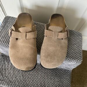 Birkenstock tan shoes